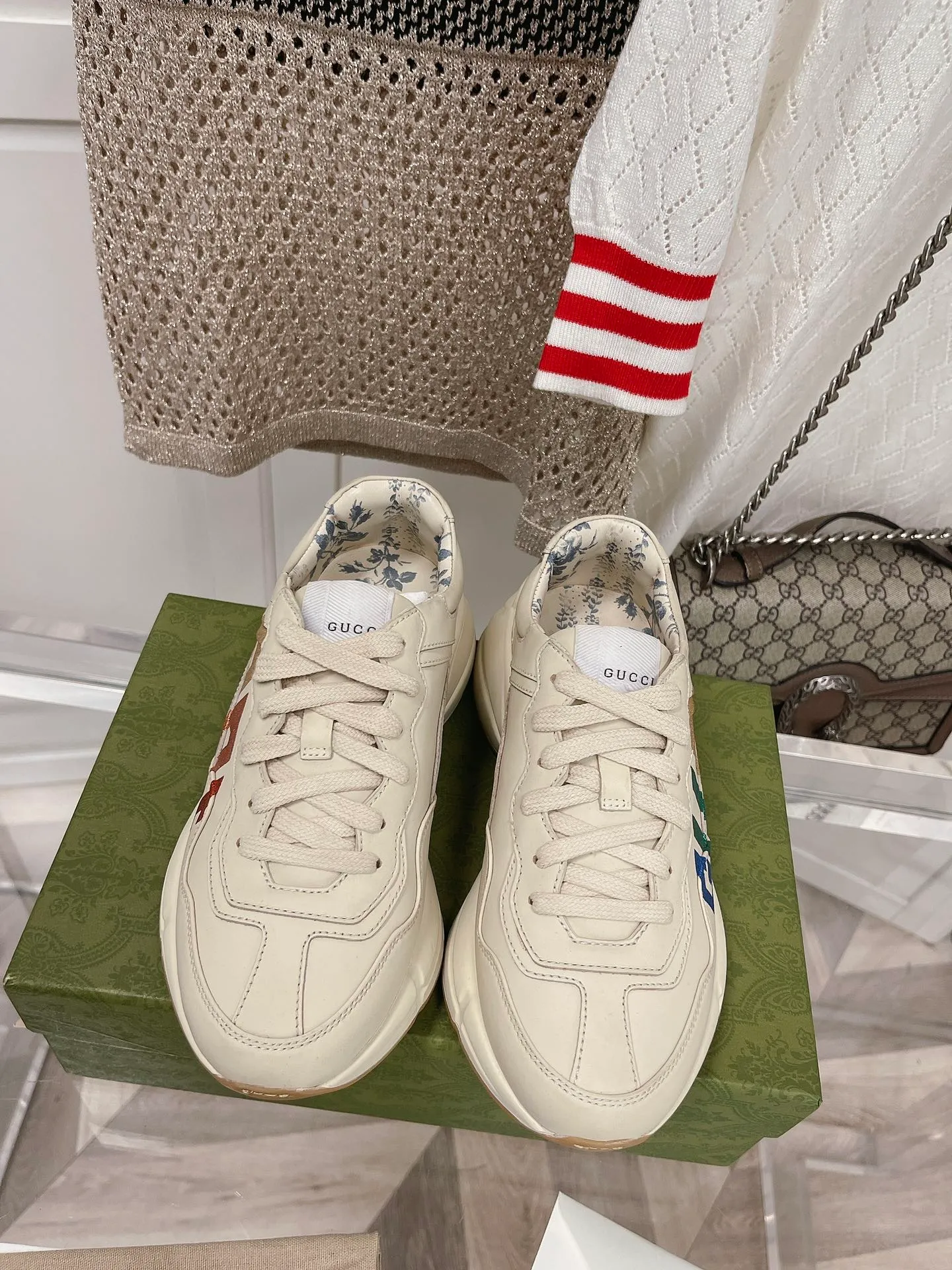 👟👟Ex-factory price 480👟👟 Women's clothing, upgraded version 👟👟Ex-factory price 40👟👟Ex-factory price 4👟👟Ex-factory price 4Gucci Gucci's top version couples' dad shoes series is new! 🖤 ⚠GG couples' dad shoes have been popular in recent years; new colors are constantly updated; Gucci 👟👟Ex-factory price 40👟👟Ex-factory price 4👟👟Ex-factory price 4 has been updated with new colors. Our home and counters have new products at the same time. This classic dad shoe is a star and internet celebrity Anchors and others are sure to plant grass and call ❤ Classic fashion style, distressed leather surface, 5D drawing printing; mixed surface splicing colors, etc... Original customization (off-white eco-friendly cowhide, first layer of cowhide inside), original outsole... Shiny colorful drawings embellish the sides of the shoe body, old color rubbing, package production technology, 1:1 creation / only to make the best shoes. Size: Women’s 35-45